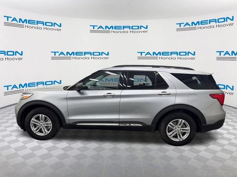 Used 2024 Ford Explorer XLT RWD image 2