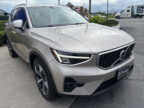 Certified 2023 Volvo XC40 B5 Plus w/ Climate Package AWD/4WD image 4