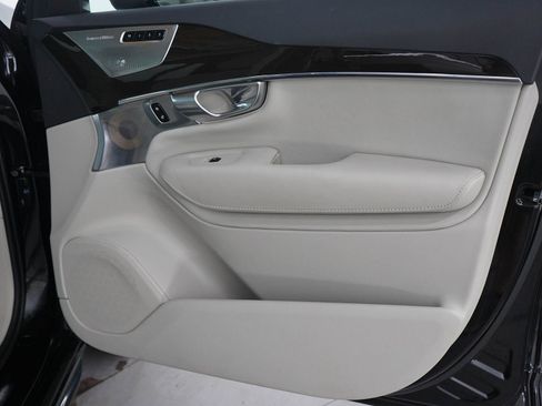 Used 2017 Volvo XC90 T6 Momentum w/ Vision Package AWD/4WD image 9