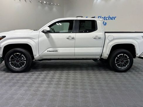 Used 2025 Toyota Tacoma TRD Sport AWD/4WD image 2