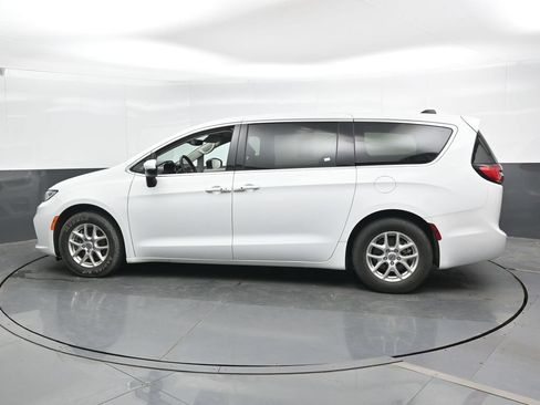 Used 2023 Chrysler Pacifica Touring-L FWD image 9