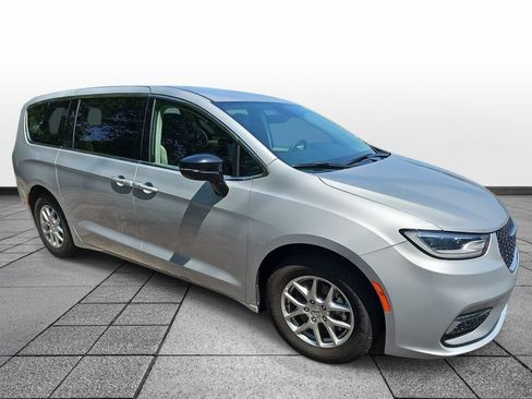 Used 2024 Chrysler Pacifica Touring-L FWD image 3