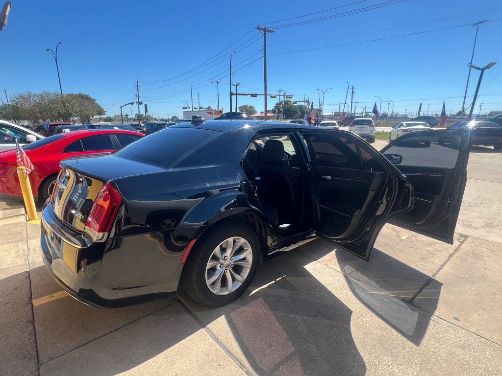 Used 2018 Chrysler 300 Touring RWD image 11