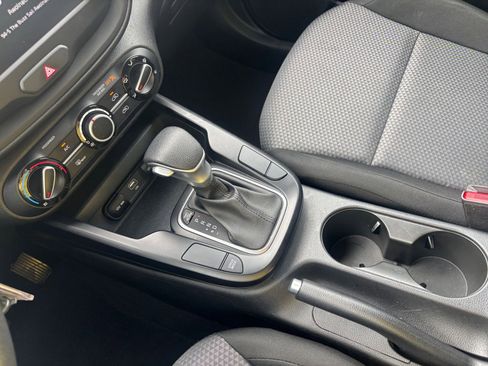 Used 2025 Kia Soul LX w/ LX Technology Package FWD image 39