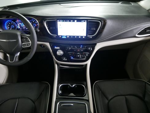 Used 2023 Chrysler Pacifica Limited AWD/4WD image 10