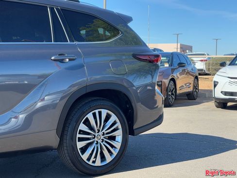 Used 2024 Toyota Highlander Platinum image 9
