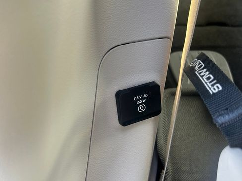 Used 2017 Chrysler Pacifica Limited w/ UConnect Theater Package FWD image 16