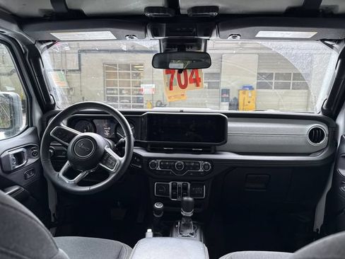 Used 2024 Jeep Wrangler Unlimited Sahara AWD/4WD image 11
