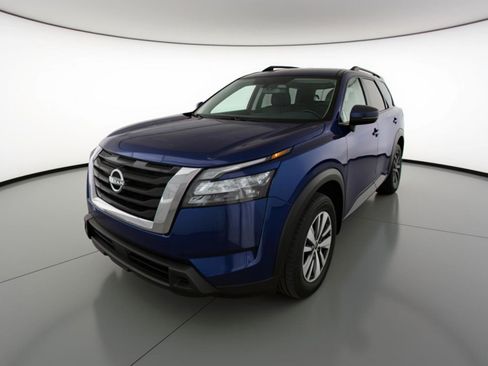 Used 2025 Nissan Pathfinder SV image 3