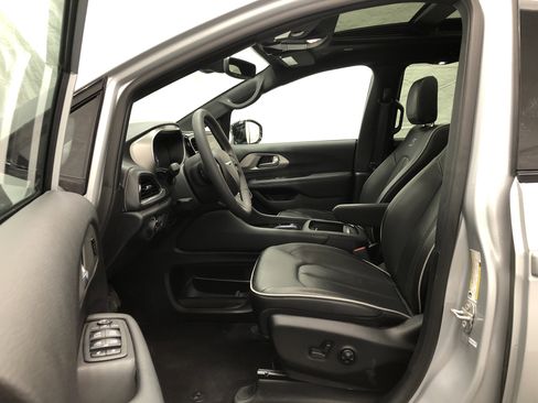 Certified 2024 Chrysler Pacifica Limited w/ S Appearance Package FWD image 14