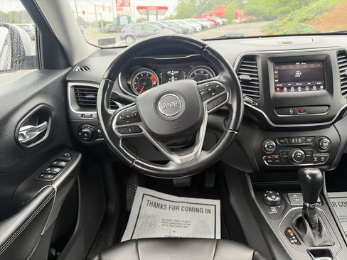 Used 2019 Jeep Cherokee Latitude Plus AWD/4WD image 14