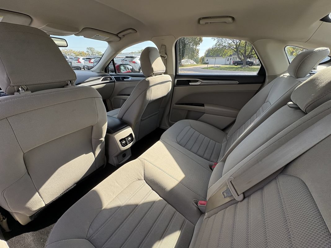 Used 2020 Ford Fusion SE FWD image 24
