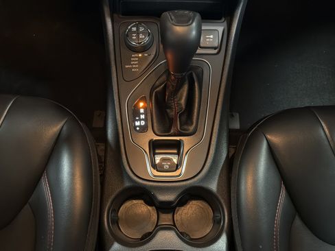 Used 2019 Jeep Cherokee Trailhawk AWD/4WD image 37