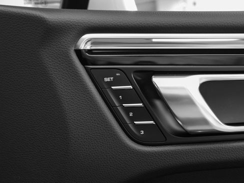 Certified 2026 Porsche Macan AWD/4WD image 19