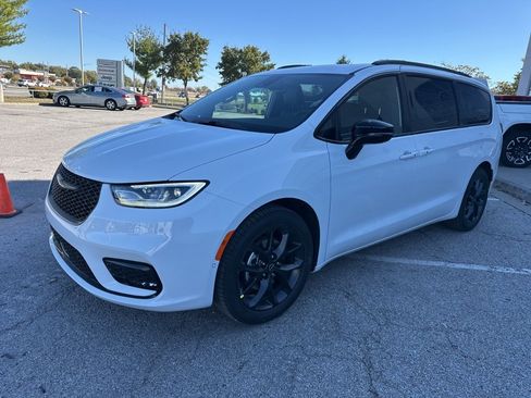 New 2026 Chrysler Pacifica Select image 13