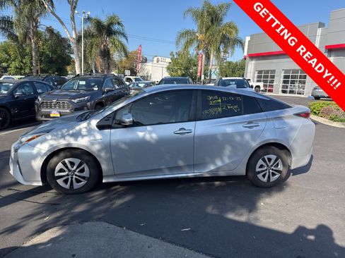Used 2018 Toyota Prius Two image 2