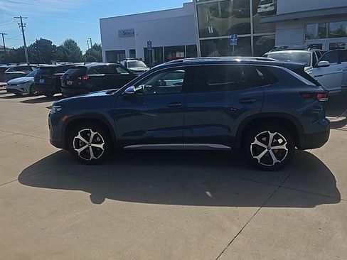 New 2025 Volkswagen Tiguan SE image 8