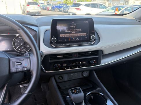Used 2025 Nissan Rogue SV FWD image 17