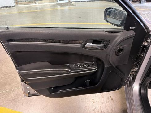 Used 2018 Chrysler 300 Limited AWD/4WD image 25