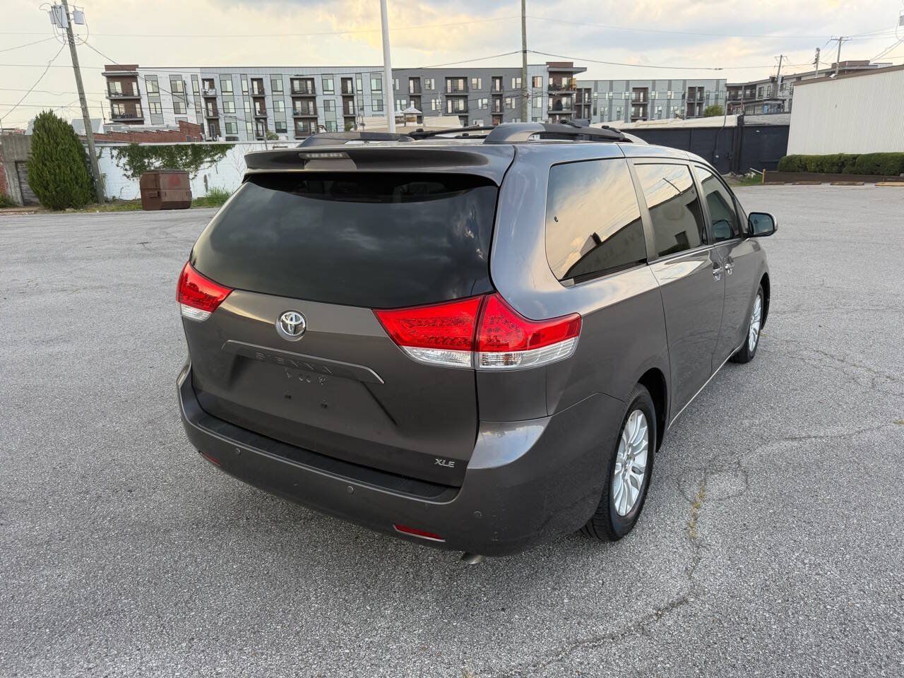 Used 2013 Toyota Sienna XLE FWD image 5