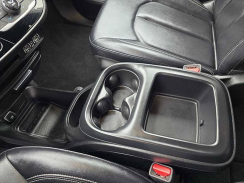 Used 2025 Chrysler Pacifica Select FWD image 30