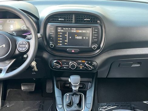 Used 2025 Kia Soul LX w/ LX Technology Package FWD image 17