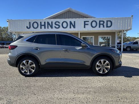 Used 2023 Ford Escape Platinum image 4