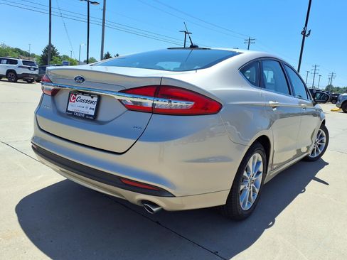 Used 2017 Ford Fusion SE FWD image 27