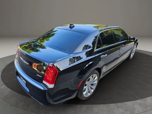 Used 2018 Chrysler 300 Limited image 9
