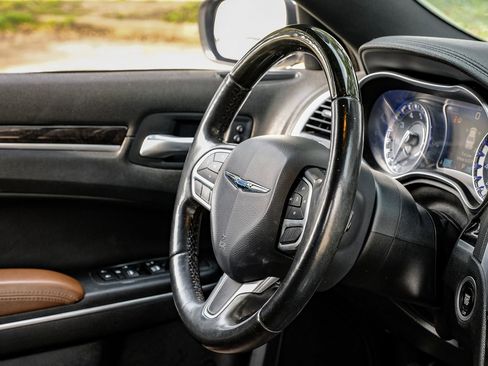 Used 2018 Chrysler 300 Limited image 13