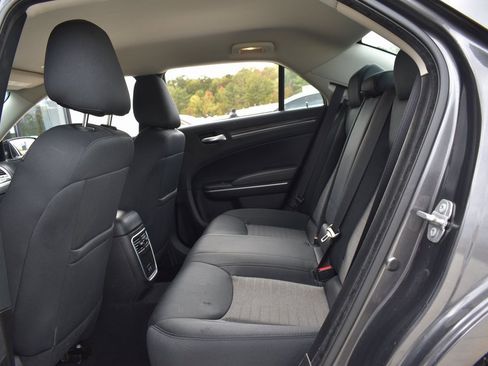 Used 2022 Chrysler 300 Touring w/ Sport Appearance Package image 17