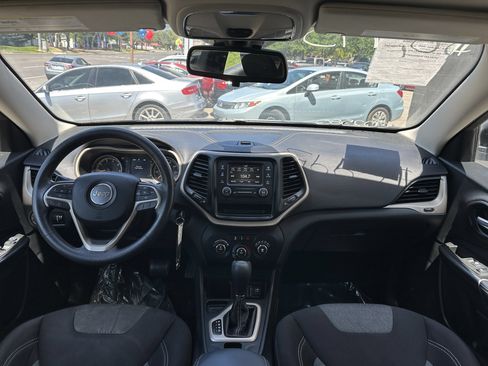 Used 2015 Jeep Cherokee Sport FWD image 17