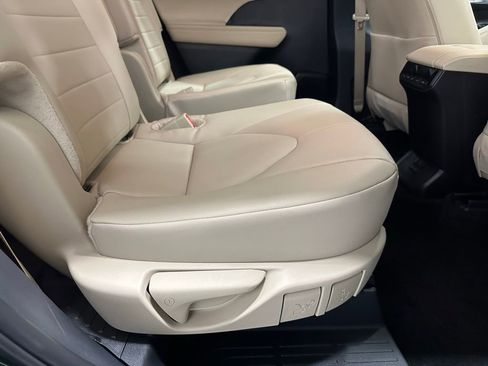 Used 2025 Toyota Highlander XLE image 58