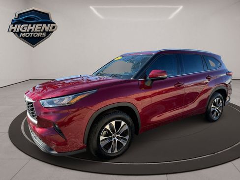 Used 2020 Toyota Highlander XLE image 3