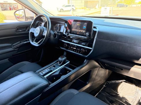 Certified 2025 Nissan Pathfinder SV FWD image 13
