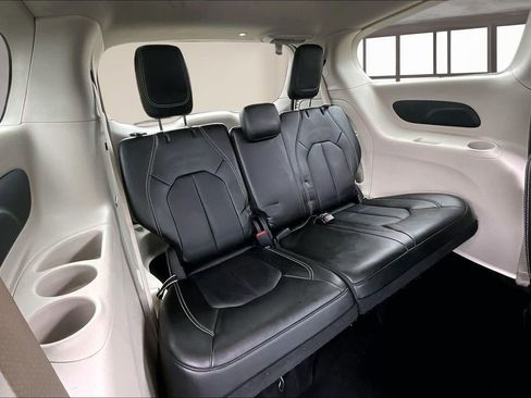 Used 2024 Chrysler Pacifica Touring-L image 26