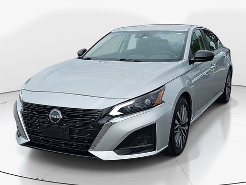 Used 2024 Nissan Altima 2.5 SV FWD image 11