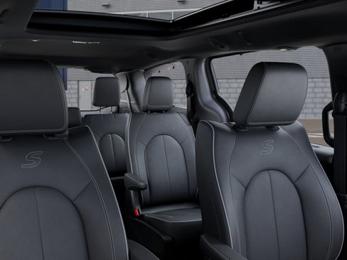 New 2026 Chrysler Pacifica Limited w/ Uconnect Theater Family Group image 34