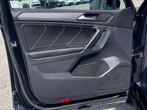 Used 2023 Volkswagen Tiguan SE image 8