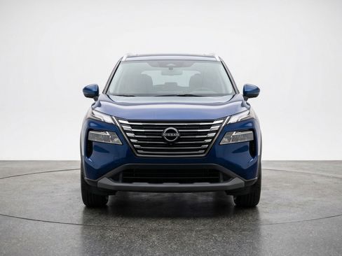 Used 2025 Nissan Rogue SV image 2