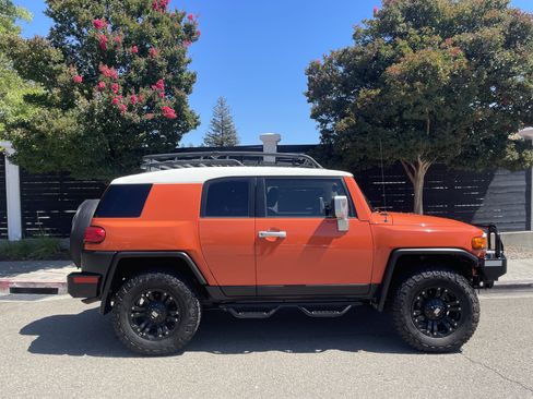 Used 2013 Toyota FJ Cruiser 4WD w/ Upgrade Pkg image 3