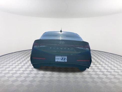 Used 2025 Hyundai Elantra SE image 8