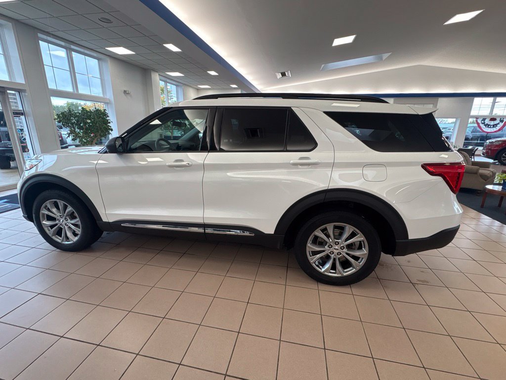 Used 2023 Ford Explorer XLT w/ Equipment Group 202A AWD/4WD image 2