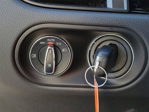 Certified 2025 Porsche Macan image 39