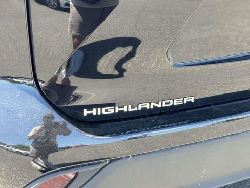 Used 2021 Toyota Highlander XLE AWD/4WD image 12