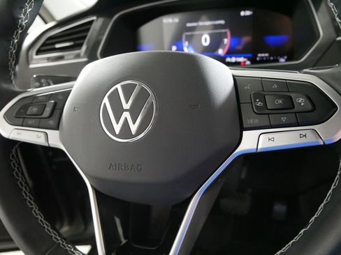 Used 2024 Volkswagen Tiguan SE w/ Panoramic Sunroof Package image 25