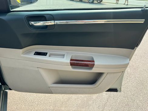 Used 2005 Chrysler 300 C w/ Protection Group II RWD image 22