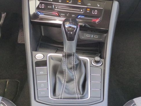 Used 2025 Volkswagen Jetta SE FWD image 21