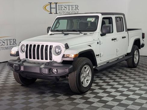 Used 2023 Jeep Gladiator Sport image 4