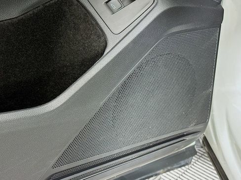 Used 2024 Volkswagen Tiguan SE image 25